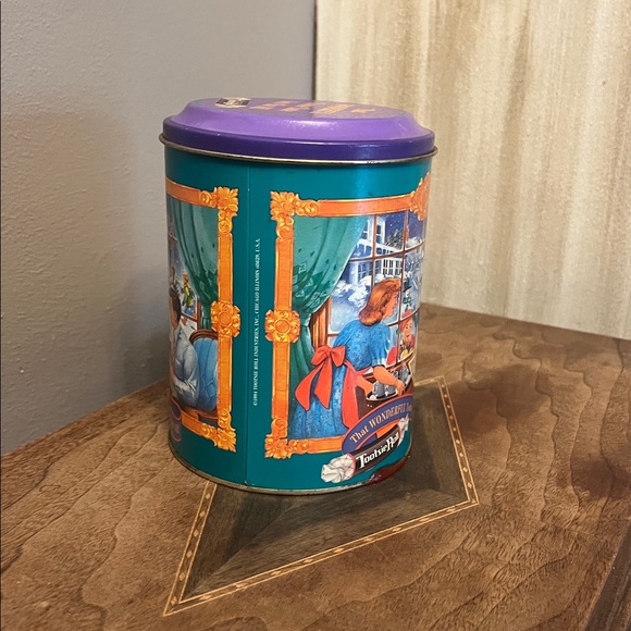 Vintage Christmas tootsie roll tin - Picture 5 of 6